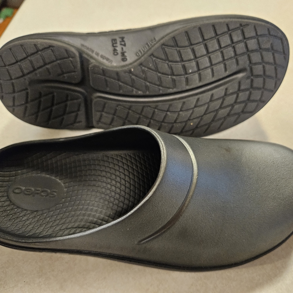 Oofos clogs slip on men 7 women 9 charcoal gray